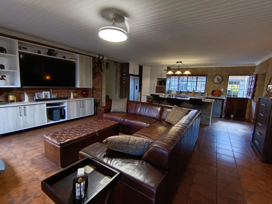 5 Bedroom Property for Sale in Langenhovenpark Free State